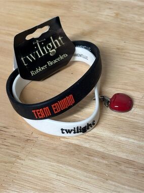 Twilight Saga New Moon Team Edward Rubber Bracelet Set With Charm